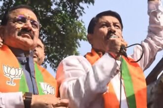 यूथ कांग्रेस कार्यकर्ता AI समिट 2026 में भारत-अमेरिका ट्रेड डील के खिलाफ प्रदर्शन करते हुए, भाजपा विरोध में उपस्थित