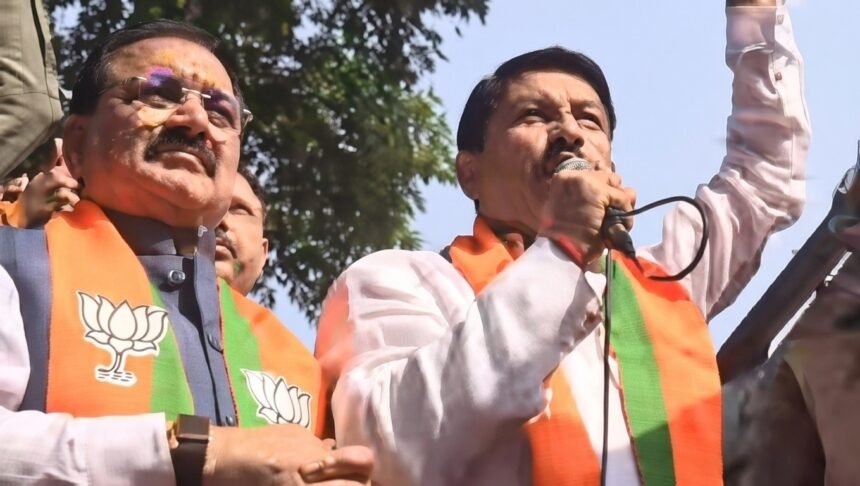 यूथ कांग्रेस कार्यकर्ता AI समिट 2026 में भारत-अमेरिका ट्रेड डील के खिलाफ प्रदर्शन करते हुए, भाजपा विरोध में उपस्थित