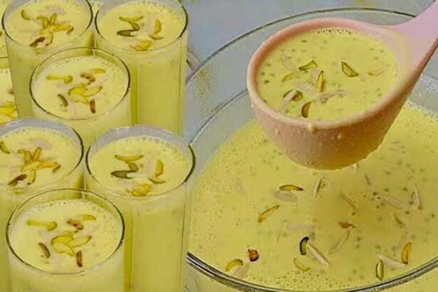 गिलास में परोसा गया ठंडा केसर-बादाम शरबत, ऊपर से पिस्ता और केसर की सजावट