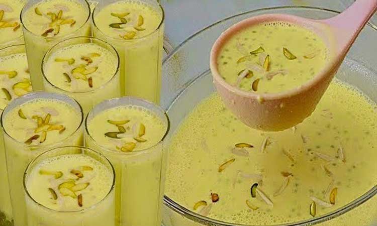 गिलास में परोसा गया ठंडा केसर-बादाम शरबत, ऊपर से पिस्ता और केसर की सजावट