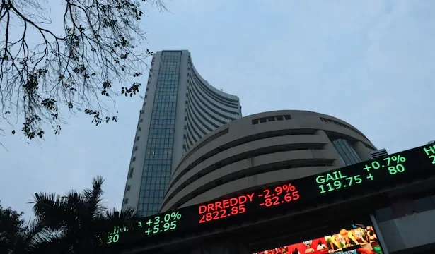 पोस्ट-बजट सत्र में सेंसेक्स और निफ्टी की संभली बढ़त का दृश्य