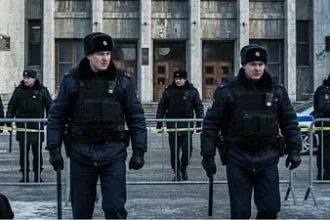 रूस के मेडिकल यूनिवर्सिटी हॉस्टल में हमले के बाद पुलिस और एंबुलेंस