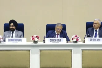 मतदाता सूची सत्यापन के लिए घर-घर सर्वे करते चुनाव आयोग के अधिकारी