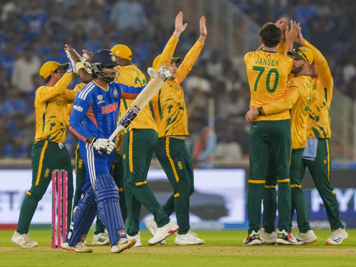 भारतीय क्रिकेट टीम साउथ अफ्रीका से हार के बाद मैदान पर निराश खड़ी दिखाई दे रही है