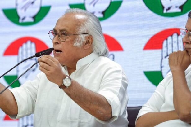 राहुल गांधी और मल्लिकार्जुन खरगे संसद के मकर द्वार पर पश्चिम एशिया संकट पर विरोध प्रदर्शन करते हुए