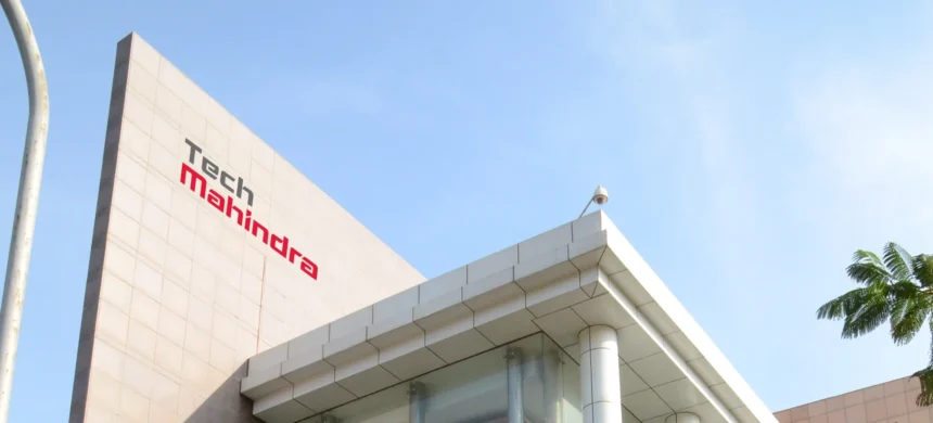 Tech Mahindra का ऑफिस बिल्डिंग और बाहर खड़े इंजीनियरिंग ग्रेजुएट, जॉइनिंग लेटर का इंतजार करते हुए