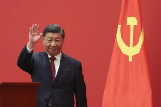 ईरान-अमेरिका-इजरायल युद्ध में चीन की खामोशी; होर्मुज जलडमरूमध्य और तेल सप्लाई का ग्राफ, बीजिंग की आर्थिक चिंता दर्शाता चित्र।