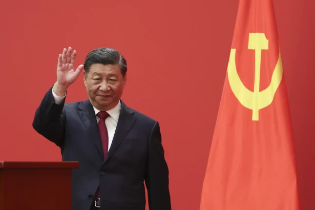 ईरान-अमेरिका-इजरायल युद्ध में चीन की खामोशी; होर्मुज जलडमरूमध्य और तेल सप्लाई का ग्राफ, बीजिंग की आर्थिक चिंता दर्शाता चित्र।