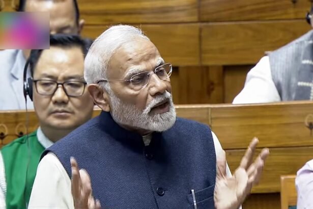 राज्यसभा में बोलते पीएम मोदी, होर्मुज स्ट्रेट नक्शा और खाड़ी से लौटते भारतीयों की तस्वीर।