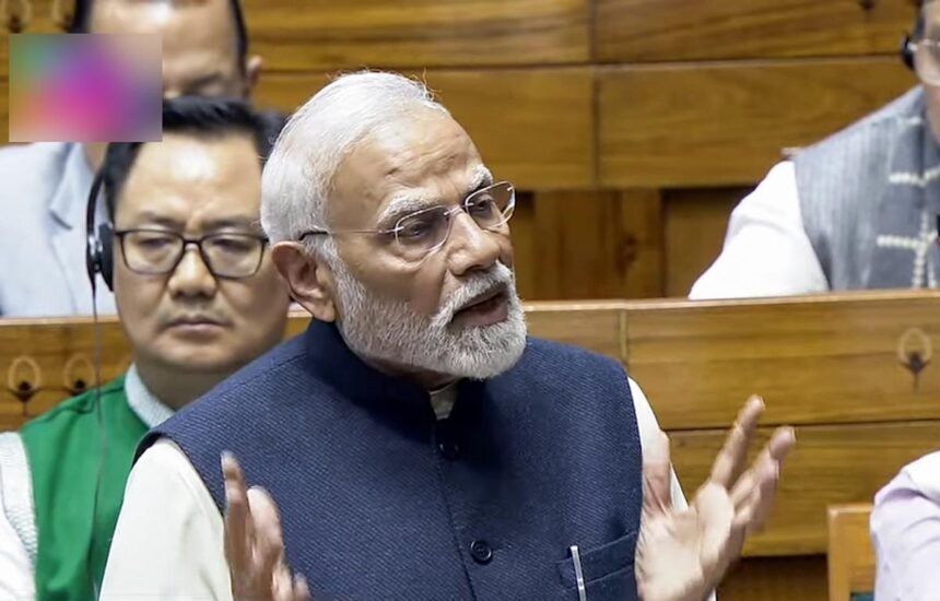 राज्यसभा में बोलते पीएम मोदी, होर्मुज स्ट्रेट नक्शा और खाड़ी से लौटते भारतीयों की तस्वीर।