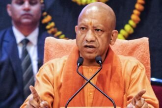 नवरात्रि के अवसर पर प्रदेशवासियों के नाम पत्र जारी करते मुख्यमंत्री योगी आदित्यनाथ