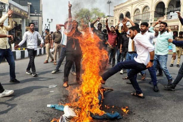 बलरामपुर में मौलाना अब्दुल सलीम के खिलाफ FIR के बाद BJP कार्यकर्ताओं का विरोध प्रदर्शन