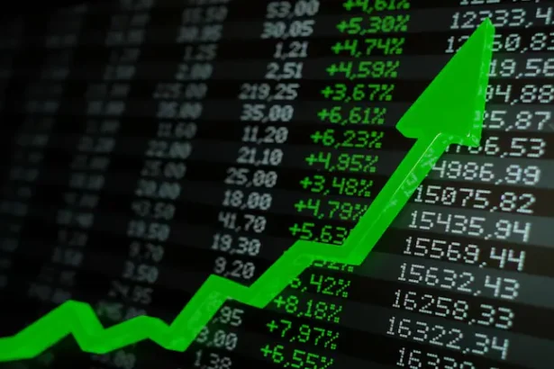 स्टॉक मार्केट की बढ़त दिखाता स्क्रीन, सेंसेक्स और निफ्टी हरे निशान में ट्रेड करते हुए