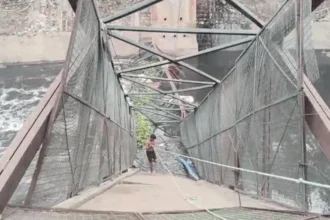 रूप नगर, दिल्ली में फुट ओवरब्रिज गिरने का दृश्य, राहत और बचाव टीम कार्रवाई करती हुई