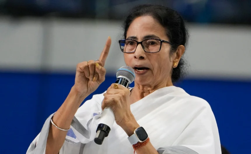 ममता बनर्जी मंच से भाषण देते हुए, पश्चिम बंगाल चुनाव के लिए योजनाओं की घोषणा करती हुईं