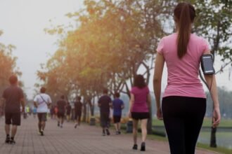 तेज गति से चलते हुए व्यक्ति की तस्वीर, जो फिटनेस और दिल की सेहत का संकेत देती है