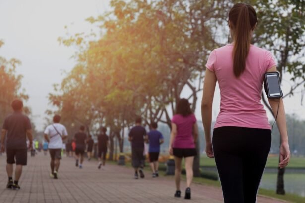 तेज गति से चलते हुए व्यक्ति की तस्वीर, जो फिटनेस और दिल की सेहत का संकेत देती है