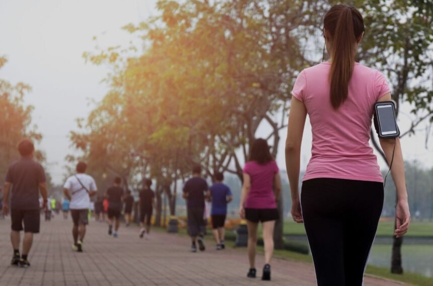 तेज गति से चलते हुए व्यक्ति की तस्वीर, जो फिटनेस और दिल की सेहत का संकेत देती है