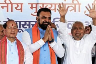 जमुई में मंच पर उपमुख्यमंत्री सम्राट चौधरी के कंधे पर हाथ रखकर संबोधित करते मुख्यमंत्री नीतीश कुमार