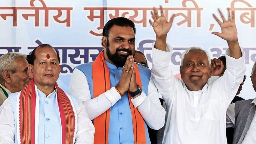 जमुई में मंच पर उपमुख्यमंत्री सम्राट चौधरी के कंधे पर हाथ रखकर संबोधित करते मुख्यमंत्री नीतीश कुमार