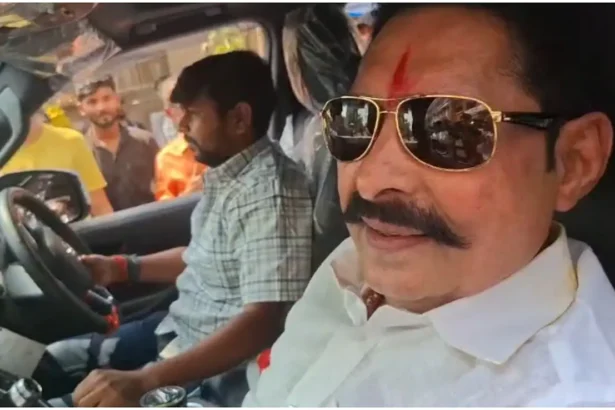 मीडिया से बातचीत करते हुए मोकामा विधायक अनंत सिंह, पृष्ठभूमि में समर्थक और पत्रकार