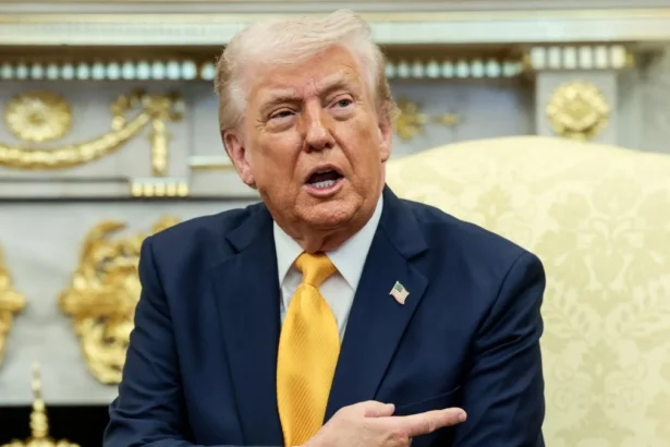 होर्मुज स्ट्रेट का नक्शा, बंद तेल टैंकरों की कतार, ट्रंप का बयान और गिरते तेल ग्राफ के साथ