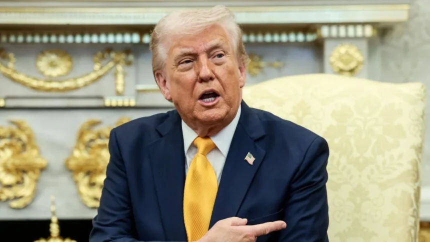 होर्मुज स्ट्रेट का नक्शा, बंद तेल टैंकरों की कतार, ट्रंप का बयान और गिरते तेल ग्राफ के साथ