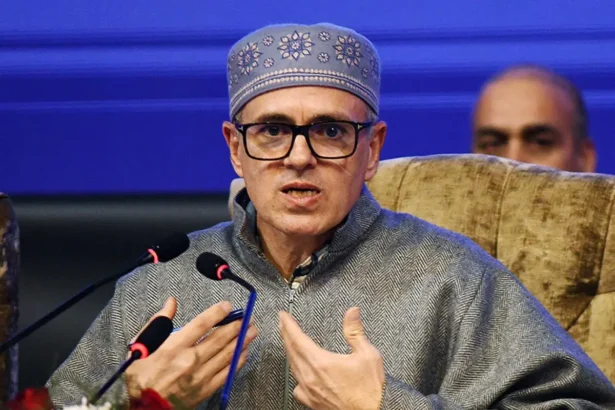 जम्मू-कश्मीर के पूर्व मुख्यमंत्री उमर अब्दुल्ला विधानसभा में ईरान पर युद्ध और भारत-ईरान संबंधों पर बयान देते हुए