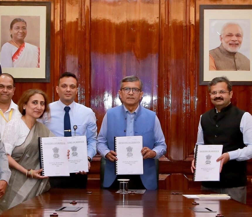 रक्षा सचिव राजेश कुमार सिंह ने जारी की सुरक्षा निर्देश नई नियमावली 2026 बदलते खतरों से निपटने की तैयारी