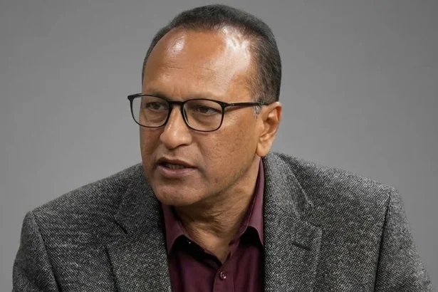 बीजेपी की सदस्यता लेते प्रद्युत बोरदोलोई, साथ में असम के मुख्यमंत्री और पार्टी नेता मौजूद