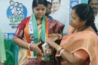 नंदीग्राम में भाजपा पंचायत सदस्य मधुश्री दास मैती का तृणमूल कांग्रेस में शामिल होने का दृश्य