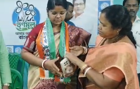 नंदीग्राम में भाजपा पंचायत सदस्य मधुश्री दास मैती का तृणमूल कांग्रेस में शामिल होने का दृश्य
