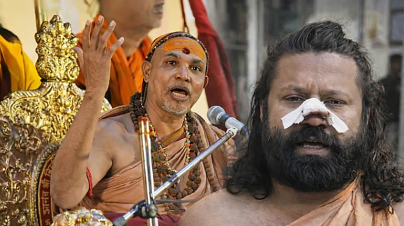 स्वामी अविमुक्तेश्वरानंद मीडिया से बातचीत करते हुए, आशुतोष ब्रह्मचारी ट्रेन हमला मामला