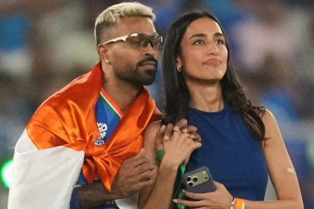 हार्दिक पंड्या तिरंगा ओढ़कर गर्लफ्रेंड माहिका संग नरेंद्र मोदी स्टेडियम में डांस करते हुए, टी20 वर्ल्ड कप 2026 जश्न