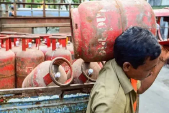 दिल्ली सरकार ने एलपीजी की कमी की अफवाहों को खारिज करते हुए राजधानी में गैस, पेट्रोल, डीजल और पीएनजी की आपूर्ति सामान्य होने की जानकारी दी।