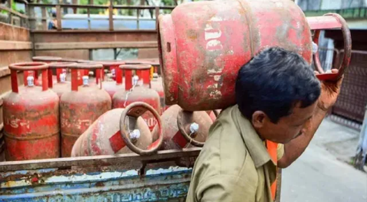 दिल्ली सरकार ने एलपीजी की कमी की अफवाहों को खारिज करते हुए राजधानी में गैस, पेट्रोल, डीजल और पीएनजी की आपूर्ति सामान्य होने की जानकारी दी।