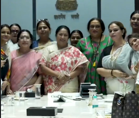 दिल्ली में किन्नर समुदाय के साथ बैठक करती हुई मंत्री Rekha Gupta