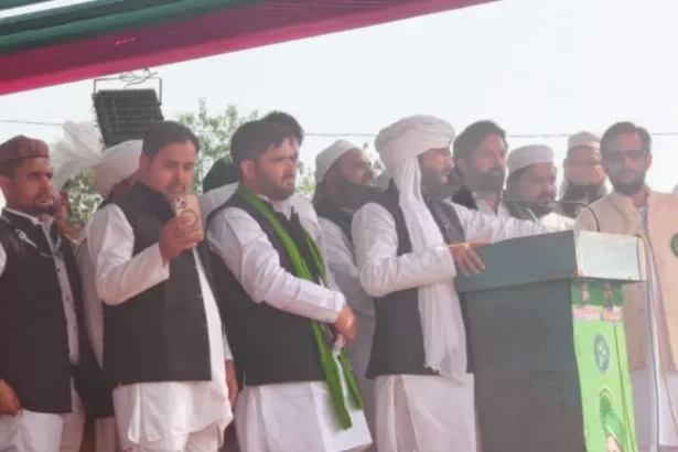 मीडिया से बातचीत करते AIMIM नेता शौकत अली, आसपास पत्रकार और समर्थक मौजूद