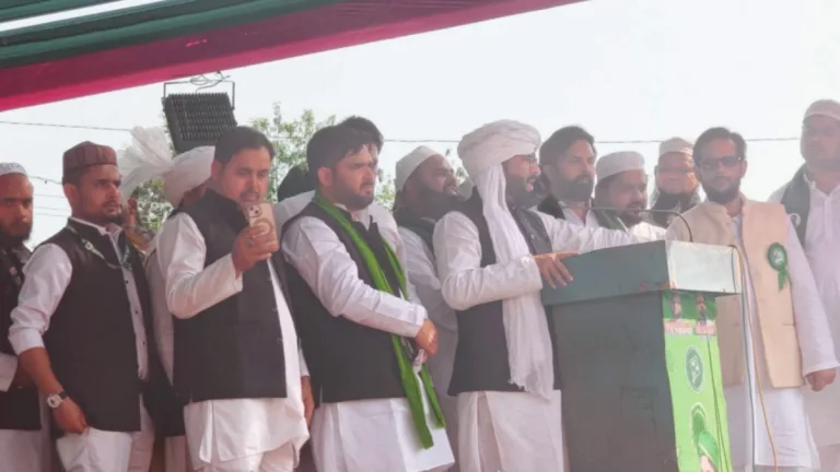 मीडिया से बातचीत करते AIMIM नेता शौकत अली, आसपास पत्रकार और समर्थक मौजूद