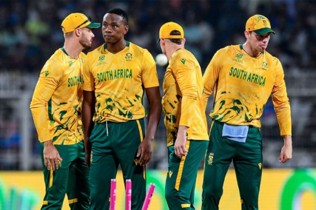 क्रिकेट मैच में बल्लेबाज़ बड़ा शॉट खेलते हुए, साउथ अफ्रीका बनाम न्यूज़ीलैंड मुकाबले का दृश्य