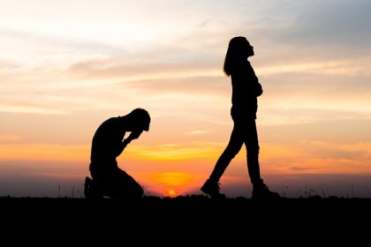 एक व्यक्ति भावनात्मक उलझन में खड़ा है, जो दर्द देने वाले रिश्ते की ओर आकर्षित होने की भावना को दर्शाता है।