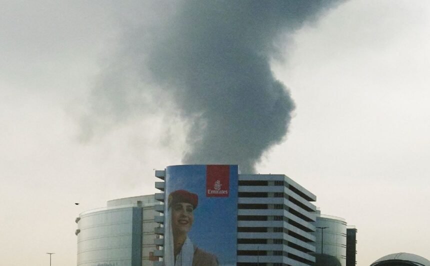 ईरान के मिसाइल और ड्रोन हमलों के बाद यूएई और सऊदी अरब में एयर डिफेंस सिस्टम अलर्ट पर, पश्चिम एशिया में बढ़ा तनाव।