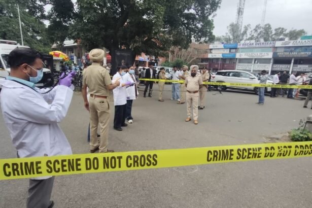 चंडीगढ़ के सेक्टर 9 में जिम के बाहर घायल अवस्था में पड़े प्रॉपर्टी डीलर चरणप्रीत सिंह और मौके पर मौजूद पुलिस।