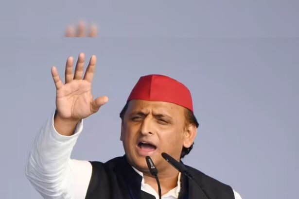 अखिलेश यादव यूपी में एलपीजी संकट और महिला योजना पर भाषण देते हुए