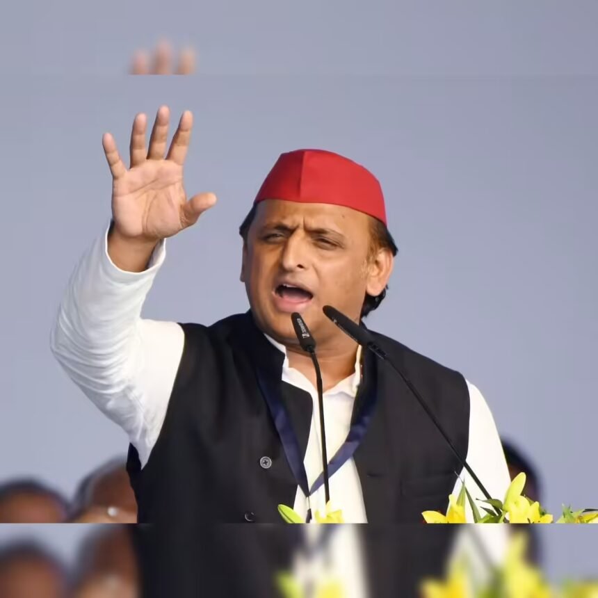 अखिलेश यादव यूपी में एलपीजी संकट और महिला योजना पर भाषण देते हुए