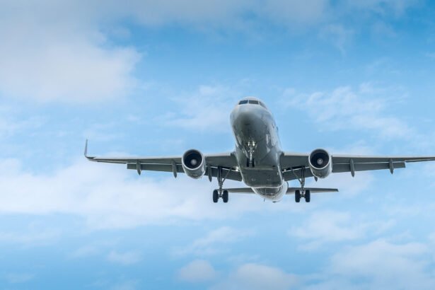 ईरान-इजरायल युद्ध के बीच हवाई जहाज और ATF फ्यूल पंप की इमेज, ग्राफ के साथ किराया बढ़ोतरी दिखाते हुए, यात्रियों की चिंता व्यक्त करता चित्र।