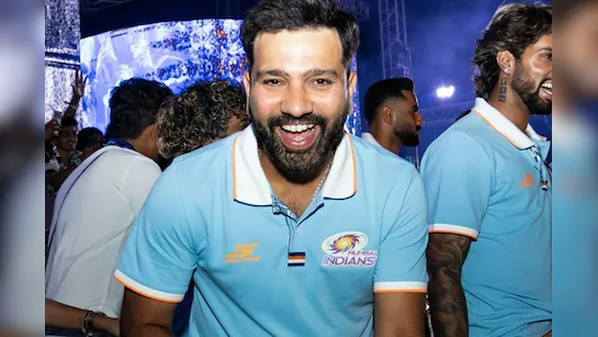 आईपीएल 2026 से पहले मुंबई इंडियंस इवेंट में फैंस से बात करते रोहित शर्मा