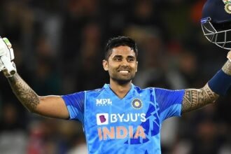 सूर्यकुमार यादव टी20 वर्ल्ड कप 2026 ट्रॉफी के साथ प्रेस कॉन्फ्रेंस में, अहमदाबाद नरेंद्र मोदी स्टेडियम