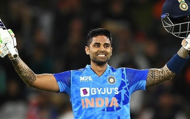 सूर्यकुमार यादव टी20 वर्ल्ड कप 2026 ट्रॉफी के साथ प्रेस कॉन्फ्रेंस में, अहमदाबाद नरेंद्र मोदी स्टेडियम