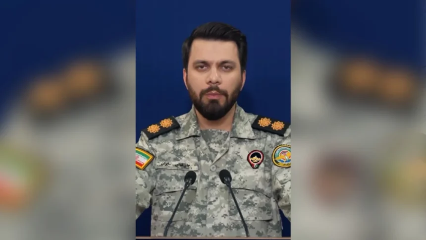 फारस की खाड़ी में स्थित ईरान के खर्ग द्वीप पर अमेरिकी हवाई हमले के बाद उठता धुआं, पृष्ठभूमि में तेल टैंकर